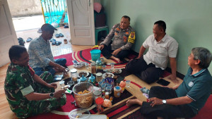 Perkuat Sinergitas, Babinsa dan Bhabinkamtibmas Medan Satria Sambangi Tokoh Masyarakat