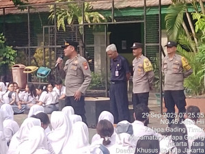 Polsek Kelapa Gading Tanamkan Nilai Disiplin dan Anti Tawuran Lewat Program Go To School di SMAN 45 Jakarta