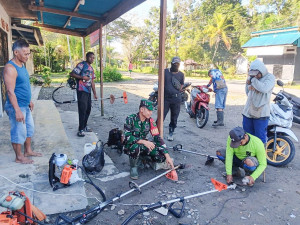 Babinsa Koramil Mapurujaya Bersama Warga Bersihkan TPU Kampung Hiripau