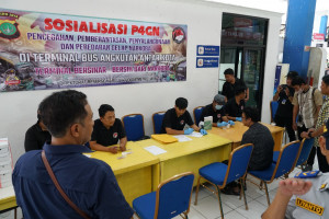 POLDA METRO JAYA MENJAMIN PENGEMUDI BUS BEBAS NARKOBA MENJELANG ARUS MUDIK LEBARAN