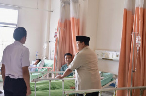 Prabowo Jenguk Korban Kecelakaan Kereta di RSUD Bekasi, Perintahkan Investigasi dan Perbaikan Lintasan