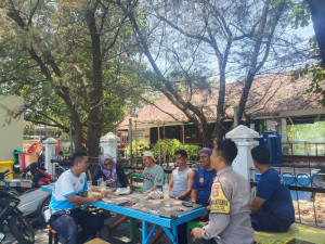 Jaga Jakarta di Pulau Kelapa, Bhabinkamtibmas Sosialisasikan Layanan Polisi 110 dan Sampaikan Pesan Kamtibmas