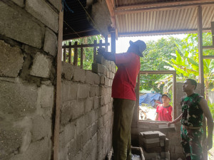 Personel Satgas TMMD Ke-127 Kodim 1514/Morotai Laksanakan Penyusunan Batu Bata RTLH di Desa Mandiri