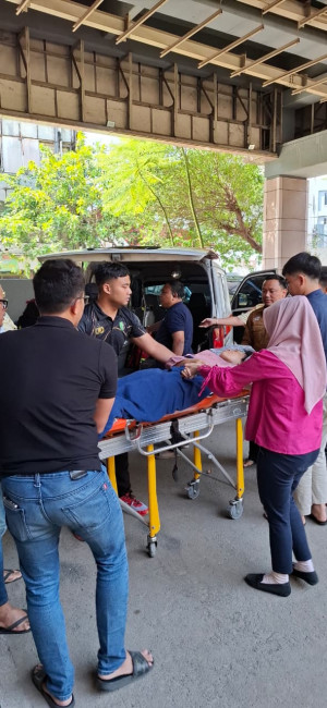 Sidokkes Polres Jakpus Gerak Cepat Evakuasi Perempuan Alami Pendarahan di Stasiun Sawah Besar
