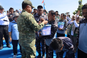 Panglima TNI Bersama Menteri Pertanian Melaksanakan Panen Raya Kedelai Ketahanan Pangan TNI AL di Nganjuk