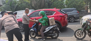 Polsek Kelapa Gading Bagikan 50 Nasi Kotak kepada Ojol dan Warga dalam Program Jumat Peduli
