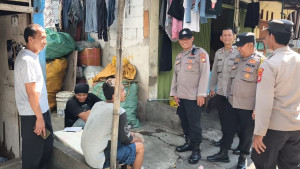 Polsek Pademangan Intensifkan Patroli Jalan Kaki di Permukiman Warga, Antisipasi Gangguan Kamtibmas