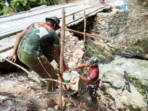 Rehab jembatan capai 50 persen, Satgas TMMD ke-129 Kodim 1807/Sorong Selatan percepat akses dan tingkatkan kesejahteraan warga