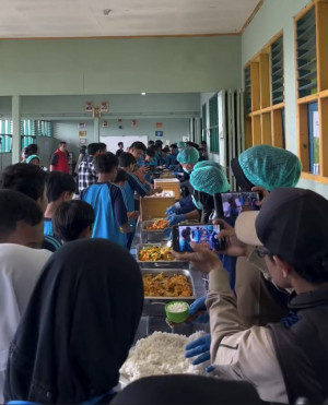 Ciptakan Kebersamaan di Sekolah, MBG Digelar Prasmanan di Sukabumi: Siswa Gembira
