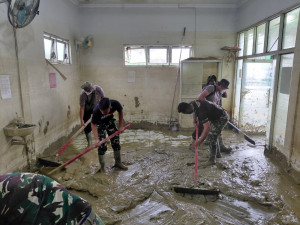 Sinergitas TNI - Polri Bersihkan Puskesmas Kuala Simpang Pasca Banjir