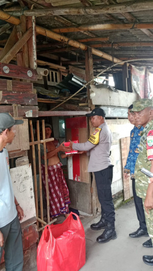 Jumat Berkah, Polsek Bekasi Utara melalui Bhabinkamtibmas Teluk Pucung Berbagi Kepada Warga