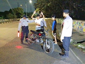 Polisi Gelar Apel dan Patroli Gabungan Tiga Pilar Cilincing Sisir Titik Rawan Tawuran dan Begal di Jakarta Utara