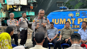 Polsek Koja Gelar Bakti Sosial Jumat Peduli, Bagikan Sembako untuk Warga Tugu Selatan