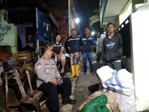 Air Kiriman Bogor Mulai Surut, Personel Polsek Rawa Lumbu Bantu Warga Margahayu Bersihkan Sisa Banjir