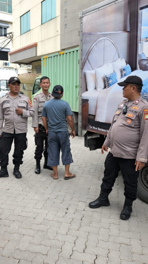 Cegah Gangguan Kamtibmas, Polisi Intensifkan Patroli Humanis di Kawasan Niaga Pademangan