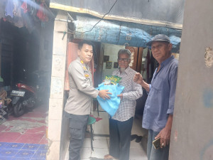Polsek Kelapa Gading Salurkan Bansos untuk Warga Slum Area Pegangsaan Dua, Wujudkan Kepedulian di Bulan Kemerdekaan