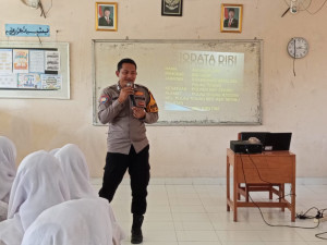 Bhabinkamtibmas Pulau Tidung Berikan Edukasi Bela Negara dan Bahaya Kenakalan Remaja kepada Siswa MTsN 26