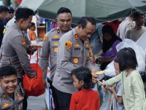 Pantau Libur Akhir Tahun di Ancol, Kapolda Metro Jaya Bagi-Bagi Cokelat ke Pengunjung