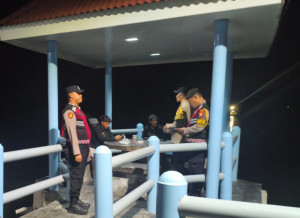 Patroli Gabungan Siskamling Polsek Kepulauan Seribu Utara, Sosialisasikan Layanan 110 dan Antisipasi Kejahatan Jalanan