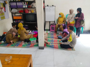 Polisi dan Tenaga Kesehatan Pantau Posko Pengungsian Banjir di Tugu Utara, Bayi Tiga Bulan Dapat Pemeriksaan