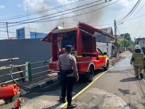 Brimob Metro Jaya Sigap Bantu Pemadaman dan Amankan Lokasi Kebakaran Gedung Kemendagri