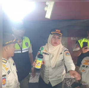 Satpol PP Tanjung Priok Tertibkan Puluhan Botol Miras Ilegal di Sejumlah Titik