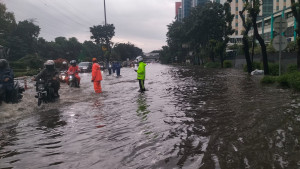 Banjir di Sejumlah Ruas Jalan, Brimob - Lantas dan Pol air PMJ Dikerahkan