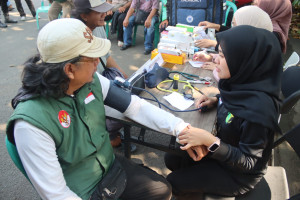 Jumat Peduli Polres Kepulauan Seribu Bagi Sembako dan Cek Kesehatan Gratis Untuk Ojol di Ancol