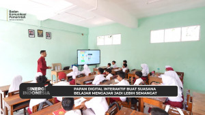 Guru di Bogor Ungkap Manfaat Papan Digital Interaktif: Murid Lebih Semangat dan Tidak Bolos Sekolah