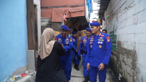 Ditpolairud Polda Metro Jaya Beri Kursi Roda untuk Lansia Pesisir Kali Adem