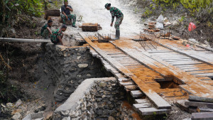 Rehab Jembatan TMMD Ke-129 Capai 55 Persen, Satgas TMMD Percepat Konektivitas dan Akses Masyarakat Kampung Sesor