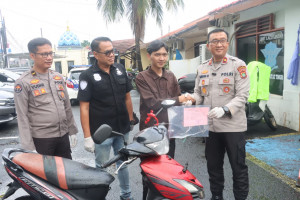 Dua Pelaku Curanmor di Ciputat Timur Ditangkap, Polisi Kembalikan Motor ke Pemilik