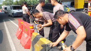 Polri, TNI, dan Warga Kompak Rawat Lingkungan Wihara Satrya Dharma di Penjaringan