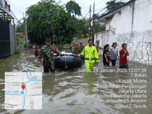 TNI–Polri Salurkan 600 Paket Makanan untuk Warga Terdampak Banjir di Kapuk Muara