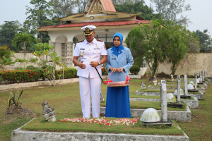 Sambut HUT Ke-81 TNI Angkatan Laut, Danlanal Dumai Pimpin Upacara Ziarah Rombongan