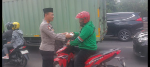 Polsek Kelapa Gading Bagikan 50 Nasi Kotak kepada Ojol dan Warga dalam Program Jumat Peduli