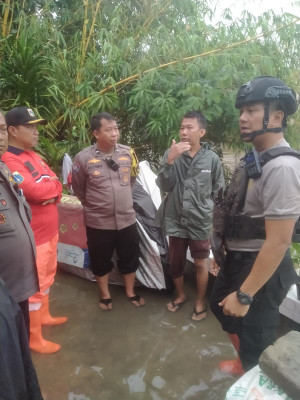 Kapolsek Pademangan Pimpin Langsung Pengecekan Banjir, Ratusan Warga Mengungsi