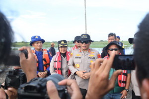 Kapolda Metro Jaya Bagikan Sembako ke Warga Terdampak Banjir di Muara Gembong