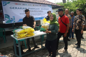 Polres Kepulauan Seribu Gelar Gerakan Pangan Murah, Ratusan Paket Beras Habis Terjual