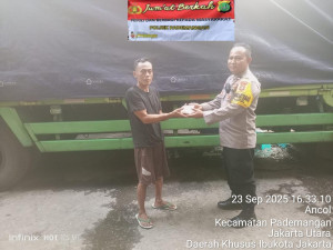 Polsek Pademangan Gelar Jumat Berkah, Bagikan Puluhan Nasi Kotak ke Warga Ancol