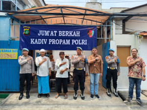 Jumat Berkah, Sie Propam Polres Metro Jakarta Utara Bagikan 200 Nasi Kotak Usai Sholat Jumat