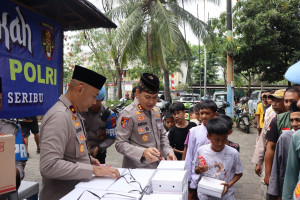 Jum’at Berkah Kadivpropam Polri di Polres Kepulauan Seribu, Bagikan 225 Nasi Kotak kepada Jamaah dan Nelayan
