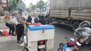 Jumat Berkah Di Bulan Ramadhan Polsek Bekasi Barat Bagikan Takjil