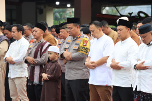 Kapolres Metro Bekasi Kota dan Jajaran Gelar Sholat Idul Fitri 1447 H tahun 2026 di Halaman Mapolres