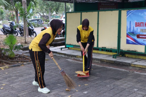 Polwan Polres Kepulauan Seribu Gelar Bakti Kebersihan Lingkungan Sambut HUT Polwan ke-78