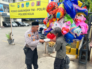 Polsek Koja Gelar Jumat Peduli, Bagikan Bantuan Nasi Kotak Untuk Warga Sekitar