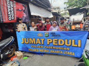 Jumat Peduli Polsek Pademangan Salurkan Sembako untuk Lansia