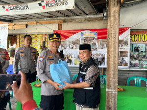 Polres Metro Bekasi Gelar Jumat Peduli, Ojek Pangkalan Cikarang Utara Terima Bantuan Sembako