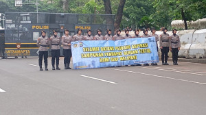 Pelayanan Humanis, Polwan Polda Metro Jaya Bagikan Air dan Snack saat Aksi Ojol Nasional