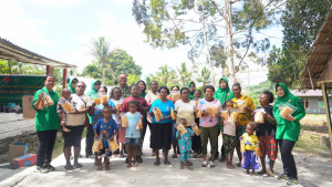 Dansatgas TMMD Ke-129 Kodim 1807/Sorong Selatan Bersama Persit Dorong Kemandirian Ekonomi Warga Melalui Penyuluhan dan Pelatihan UMKM